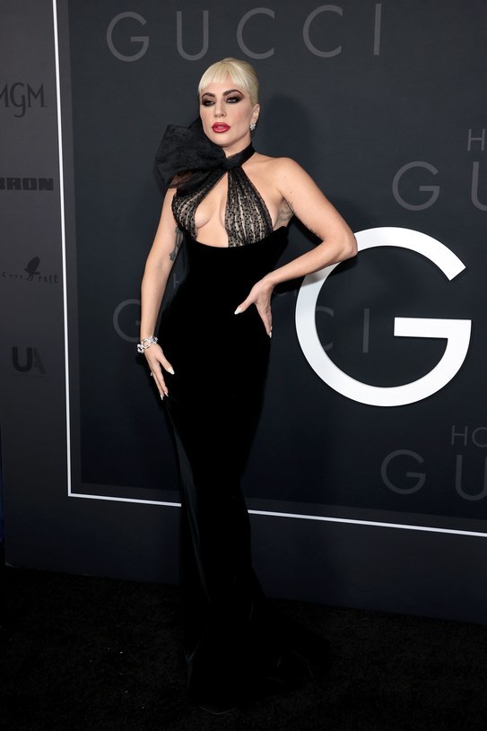 Lady Gaga świeci biustem na premierze "House of Gucci" /Dimitrios Kambouris / Staff /Getty Images