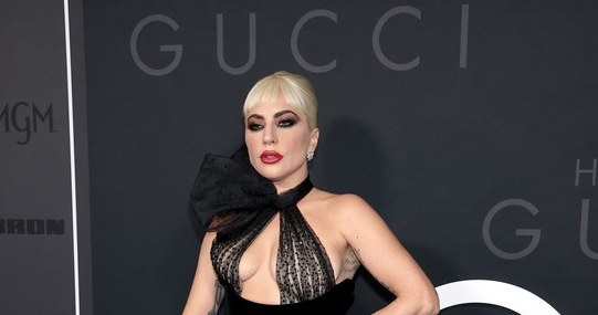 Lady Gaga świeci biustem na premierze "House of Gucci" /Dimitrios Kambouris / Staff /Getty Images