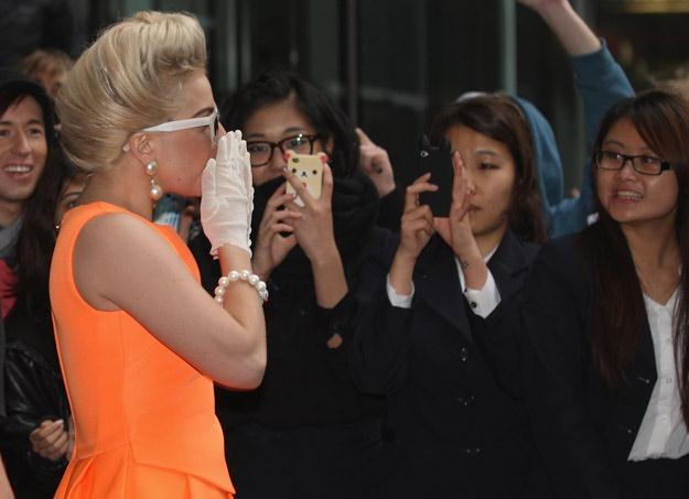 Lady Gaga w Auckland (Nowa Zelandia). Buziak dla fanów - fot. Sandra Mu /Getty Images/Flash Press Media