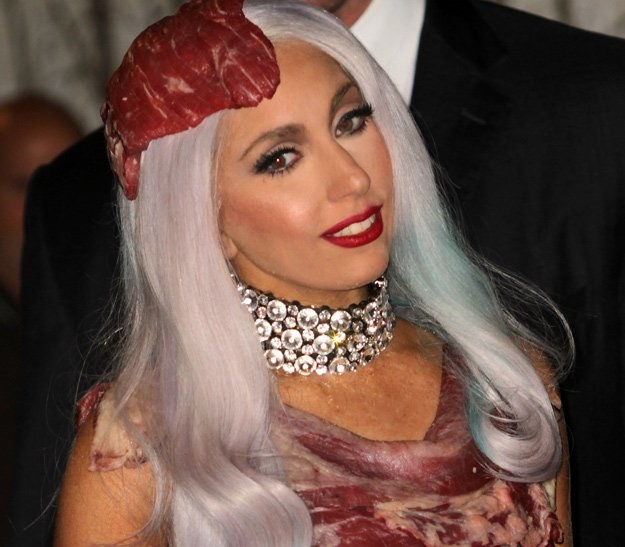 Lady GaGa w kontrowersyjnej kreacji z mięsa - fot. Frederick M. Brown /Getty Images/Flash Press Media