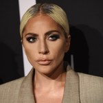 Lady Gaga w olbrzymiej marynarce i z ważnym przesłaniem