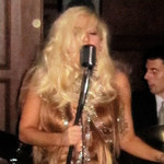 Lady Gaga w pelerynie z włosów