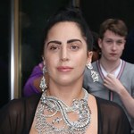 Lady Gaga w prześwitującym staniku