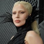 Lady Gaga w sukni z piór podbija Grammy. Ze sceny zwróciła się do narzeczonego