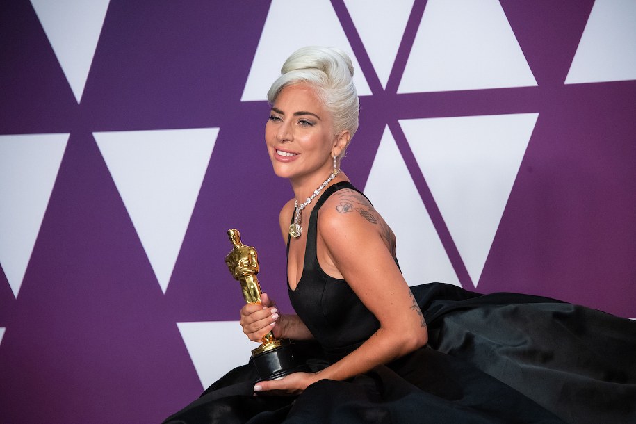 Lady Gaga z Oscarem - zdj. z 2019 r. /Mike Baker / ¬©A.M.P.A.S. /Materiały prasowe
