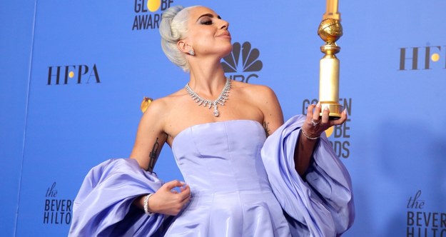 Lady Gaga ze statuetką za piosenkę "Shallow" /MIKE NELSON /PAP/EPA
