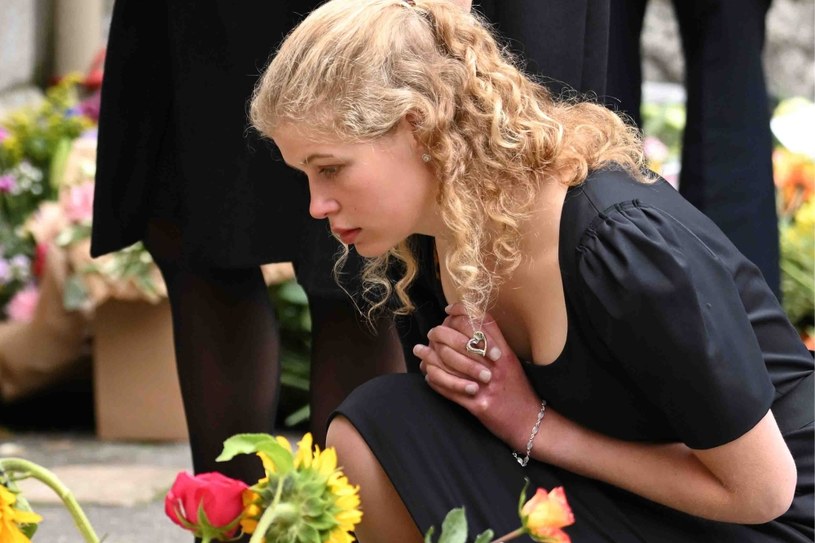 Lady Louise Windsor ogląda kwiaty pozostawione przez żałobników poza zamkiem Balmoral 10 września 2022 /Karwai Tang /Getty Images