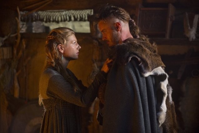 Lagertha (Katheryn Winnick) żona Ragnara (Travis Fimmel) jest równie odważna jak mąż. /materiały prasowe
