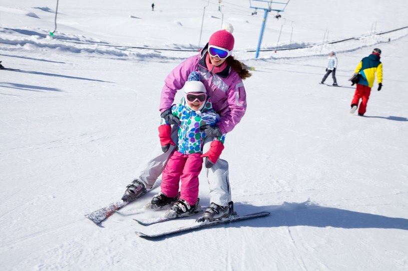 Łagodne stoki narciarskie w Krynicy to idealne warunki, aby rozpocząć swoją przygodę z nartami /123RF/PICSEL