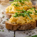 Łagodzi bóle reumatyczne, obniża ciśnienie i oczyszcza jelita. Unikaj przy refluksie i chorej wątrobie