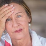 Łagodzi uderzenia gorąca, nocne poty, bezsenność. Czy hormonalna terapia zastępcza jest bezpieczna?