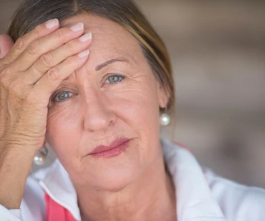 Łagodzi uderzenia gorąca, nocne poty, bezsenność. Czy hormonalna terapia zastępcza jest bezpieczna?