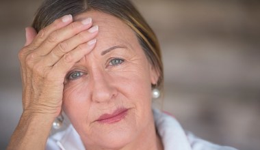 Łagodzi uderzenia gorąca, nocne poty, bezsenność. Czy hormonalna terapia zastępcza jest bezpieczna?