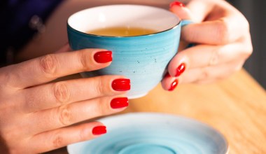 Łagodzi wzdęcia i przynosi ulgę w "te dni". Prababcie chętnie piły tę "herbatkę"