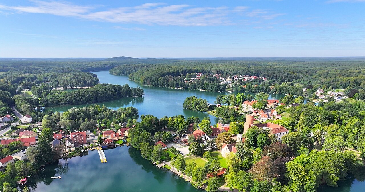 Łagów przypomina najpopularniejsze zagraniczne kurorty. Wyjątkowa przyroda i architektura przyciągają tysiące turystów. /TomaszPrzezdziecki /Wikipedia