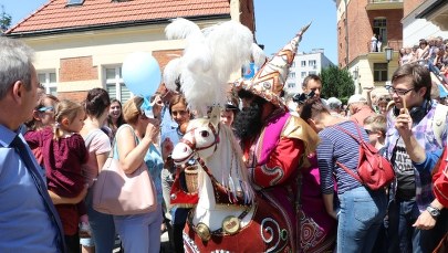 Lajkonik na ulicach Krakowa - szczęście dla tych, których uderzy buławą