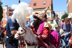 Lajkonik na ulicach Krakowa - szczęście dla tych, których uderzy buławą