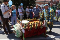 Lajkonik na ulicach Krakowa - szczęście dla tych, których uderzy buławą