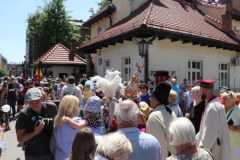Lajkonik na ulicach Krakowa - szczęście dla tych, których uderzy buławą