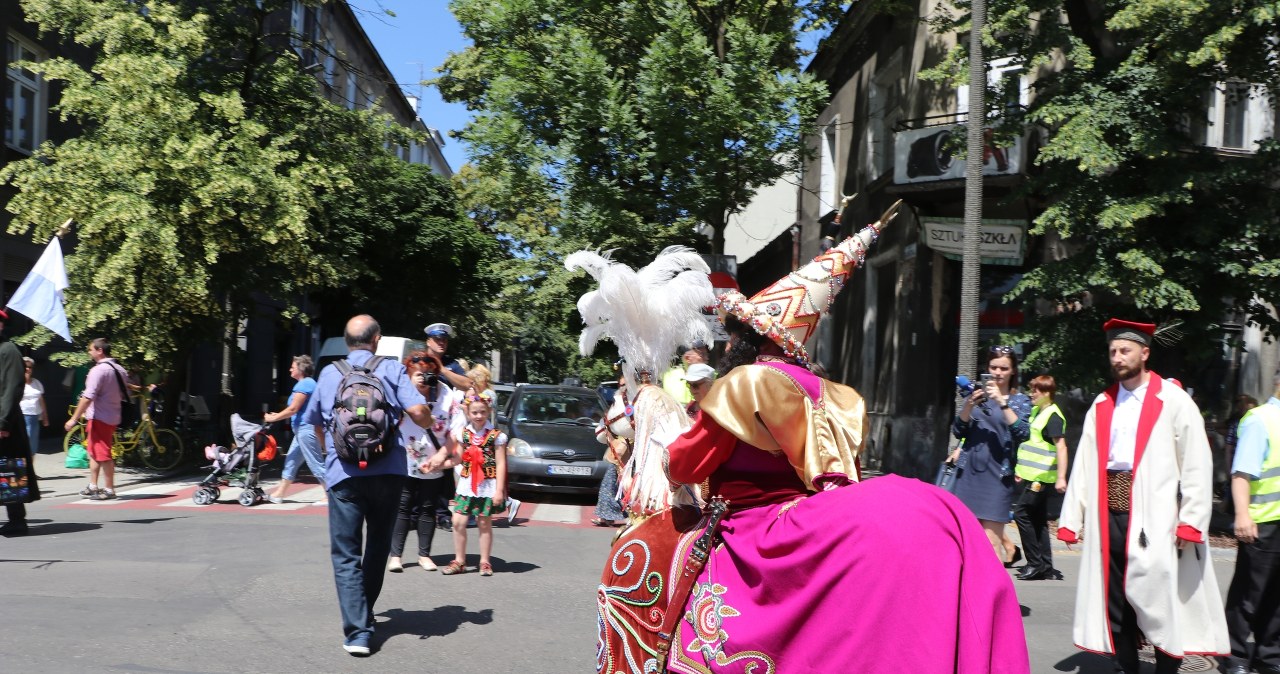 Lajkonik na ulicach Krakowa - szczęście dla tych, których uderzy buławą