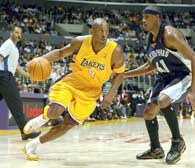Lakers - Grizzlies 72:82. Kobe Bryant mija Jamesa Poseya /AFP