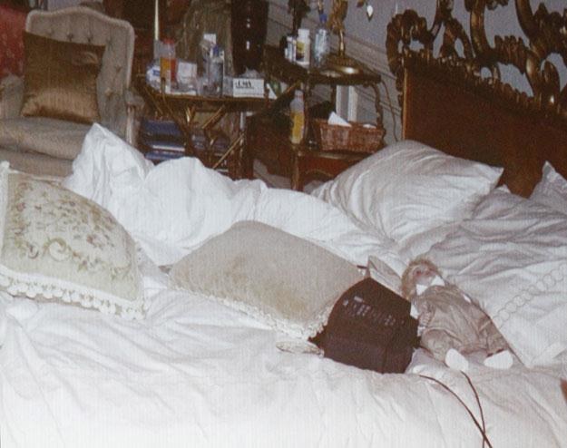 Lalka w łóżku Michaela Jacksona fot. Pool /Getty Images/Flash Press Media