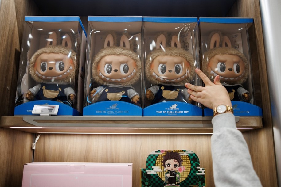 Lalki Labubu na półce sklepowej /EPA/CLEMENS BILAN /PAP