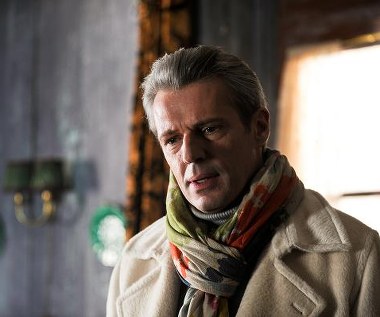 Lambert Wilson w scenie z filmu "Molier na rowerze"