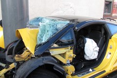Lamborghini rozbite na ulicznej latarni