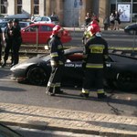 Lamborghini wjechało w ścianę tunelu w centrum Wrocławia. Zdjęcia