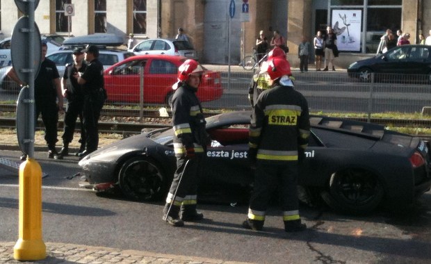 Lamborghini wjechało w ścianę tunelu w centrum Wrocławia. Zdjęcia