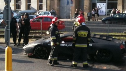 Lamborghini wjechało w ścianę tunelu w centrum Wrocławia. Zdjęcia