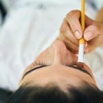 Laminacja brwi to sposób na gęste, idealnie ułożone i zadbane brwi każdego dnia