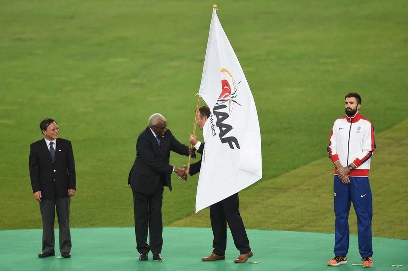 Lamine Diack (drugi z lewej) z flagą IAAF /AFP