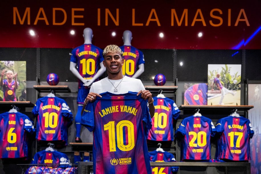 Lamine Yamal pozuje z najnowszą koszulką FC Barcelona /ENRIC FONTCUBERTA /PAP/EPA