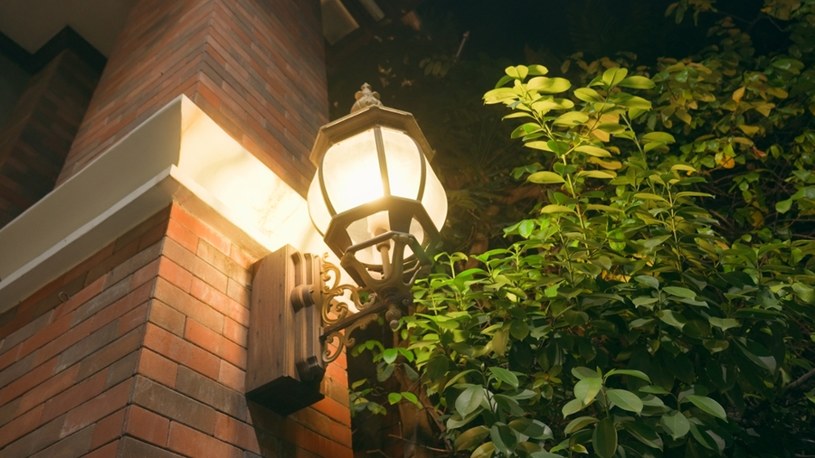 Lampa od sąsiada przeszkadza ci spać? W rozmowie powołaj się na jeden przepis