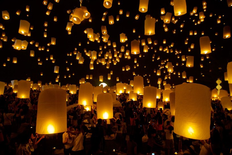 Lampiony puszczane z okazji święta Loy Krathong /123RF/PICSEL