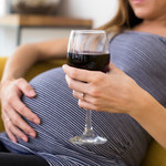 Lampka czerwonego wina w ciąży – „dla zdrowotności”? Uważaj!
