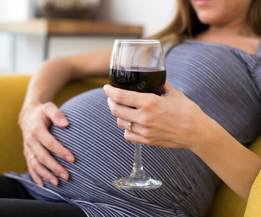 Lampka czerwonego wina w ciąży – „dla zdrowotności”? Uważaj!