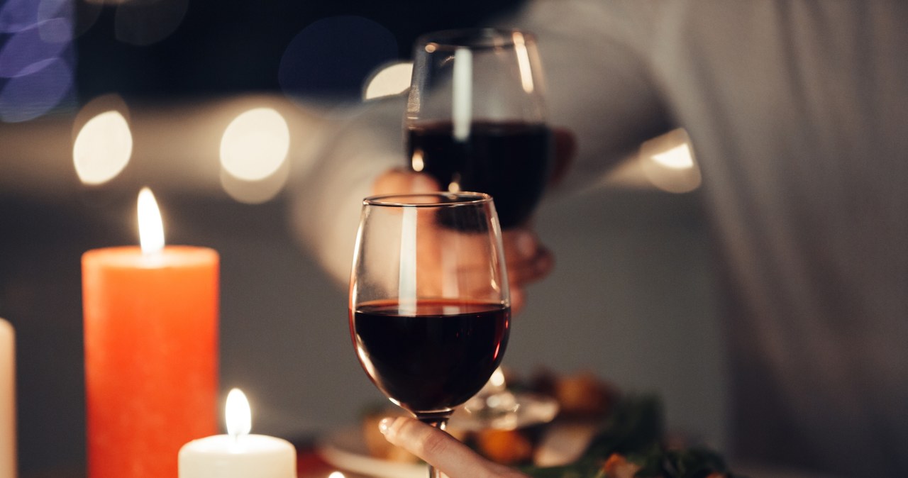 Lampka czerwonego wina w menu na pierwszą randkę? Ten wybór może okazać się problematyczny /Pixel