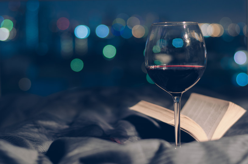 Lampka wina w andrzejkowy wieczór na pewno nie zaszkodzi dorosłym /123RF/PICSEL