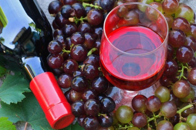 Lampka wina w umiarkowanych ilościach może zdziałać wiele dobrego /123RF/PICSEL