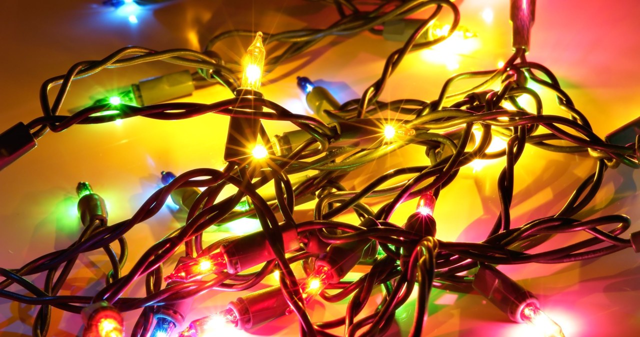 Lampki choinkowe to jeden z głównych elementów bożonarodzeniowych dekoracji. Ile prądu żużywają? /123RF/PICSEL