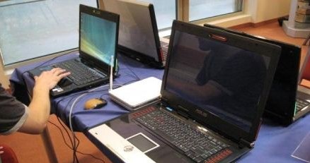 LAN party - 4 komputery (2x G1, 2x G2), na których można było pograć przez sieć w grę S.T.A.L.K.E.R. /PCArena.pl