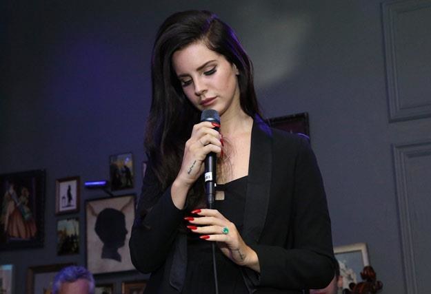 Lana del Rey jest czarująco melancholijna (fot. Astrid Stawiarz) /Getty Images/Flash Press Media