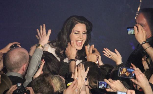 Lana del Rey pół koncertu spędziła z fanami - fot. Mark Doyle / Splash New /East News