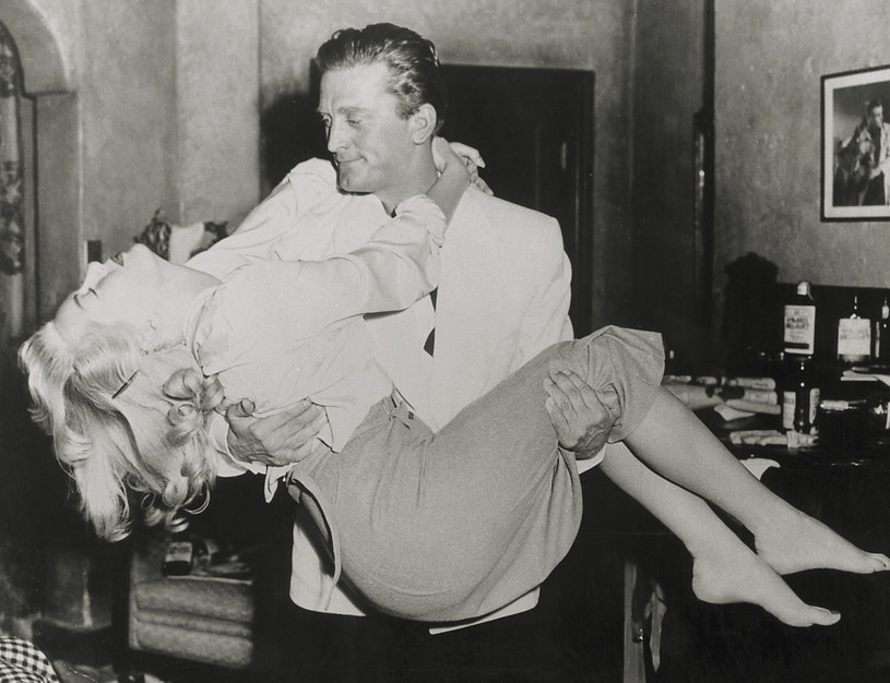 Lana Turner i Kirk Douglas w filmie "Piękny i zły" /AKPA