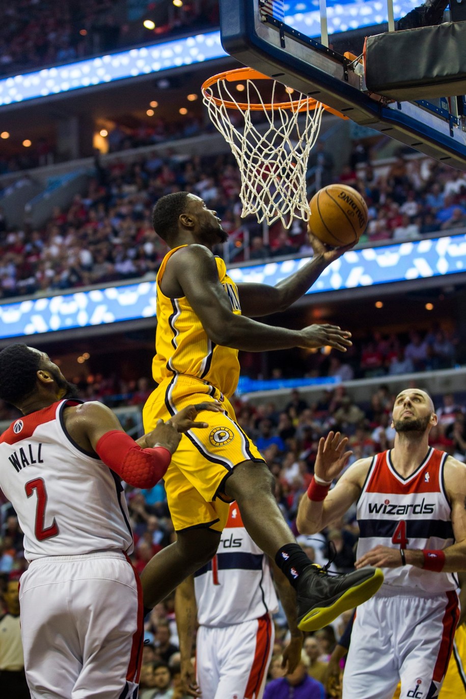 Lance Stephenson z Indiana Pacers (w górze) oraz John Wall (po lewej) i Marcin Gortat z Washington Wizards /JIM LO SCALZO /PAP/EPA