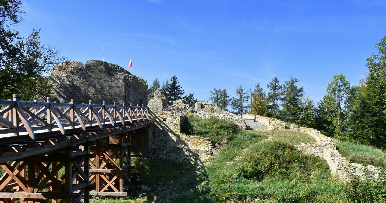 Lanckorona leży niedaleko Krakowa i jest świetnym miejscem na krótki, walentynkowy wyjazd. Będąc na miejscu, warto odwiedzić ruiny zamku w Lanckoronie. /fot. Albin Marciniak /East News