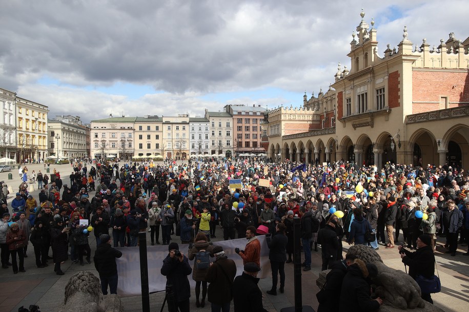 Łańcuch solidarności z Ukrainą "Stand With Ukraine" na Rynku Głównym w Krakowie /	Łukasz Gągulski /PAP
